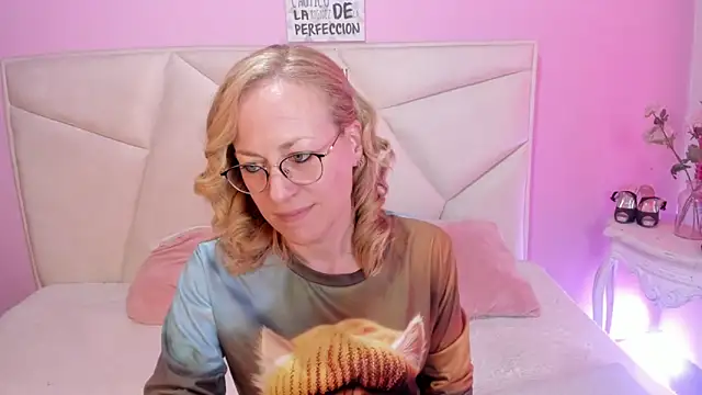 Snapshot of SammySanders chatting on 09-17-25, 05:03 SammySanders online show from 09-17-25, 05:03