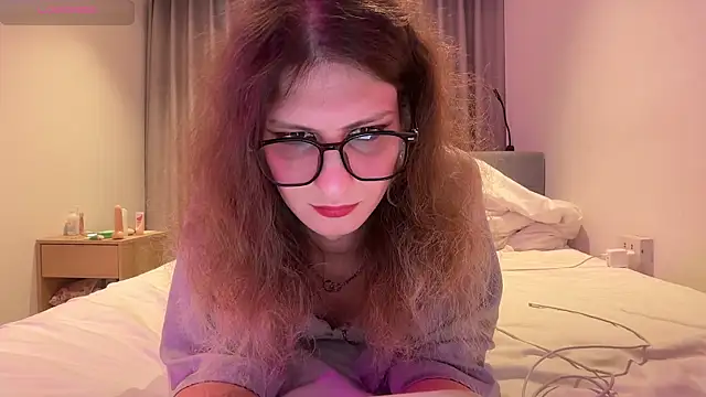 Snapshot of Alice_Pinkhead chatting on 06-12-26, 10:03 Alice Pinkhead online show from 06-12-26, 10:03
