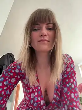 Snapshot of Milla__one chatting on 12-26-24, 10:26 Milla one online show from 12-26-24, 10:26