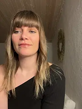 Snapshot of Milla__one chatting on 02-13-25, 04:39 Milla one online show from 02-13-25, 04:39