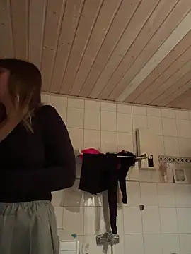 Snapshot of Milla__one chatting on 02-17-25, 07:31 Milla one online show from 02-17-25, 07:31