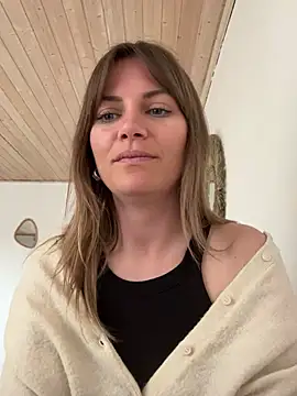 Snapshot of Milla__one chatting on 03-10-25, 02:26 Milla one online show from 03-10-25, 02:26