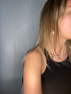 Snapshot of Milla__one chatting on 09-17-25, 03:35 Milla one online show from 09-17-25, 03:35