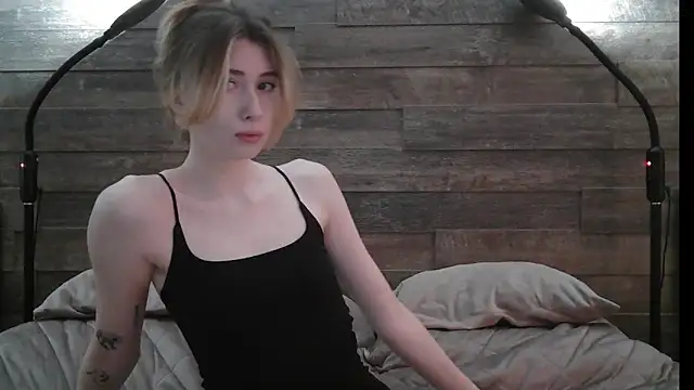 ErikaShyy online show from 02-19-25, 10:45