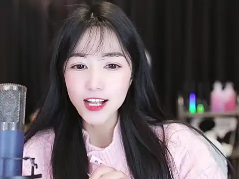 Snapshot of Nuyoah-77 chatting on 12-23-24, 06:05 Nuyoah-77 online show from 12-23-24, 06:05