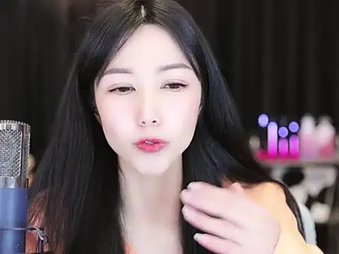 Snapshot of Nuyoah-77 chatting on 12-25-24, 04:11 Nuyoah-77 online show from 12-25-24, 04:11