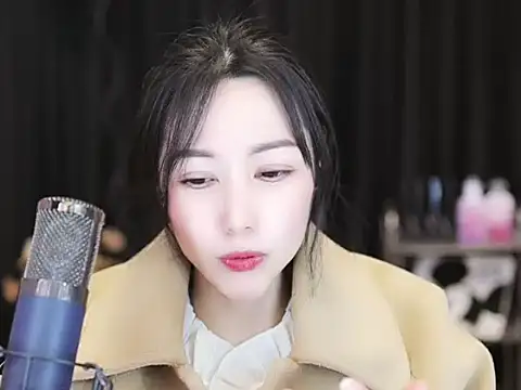 Snapshot of Nuyoah-77 chatting on 12-28-24, 03:59 Nuyoah-77 online show from 12-28-24, 03:59