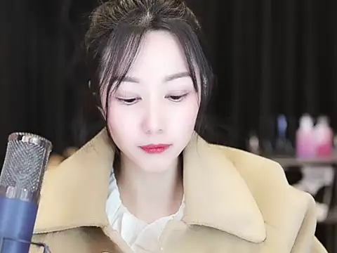 Snapshot of Nuyoah-77 chatting on 12-28-24, 07:01 Nuyoah-77 online show from 12-28-24, 07:01