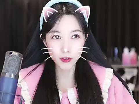 Snapshot of Nuyoah-77 chatting on 12-30-24, 04:29 Nuyoah-77 online show from 12-30-24, 04:29