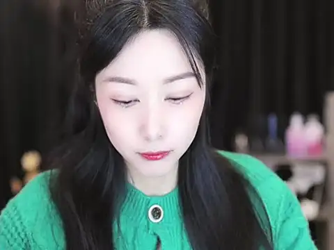 Snapshot of Nuyoah-77 chatting on 01-08-25, 12:38 Nuyoah-77 online show from 01-08-25, 12:38