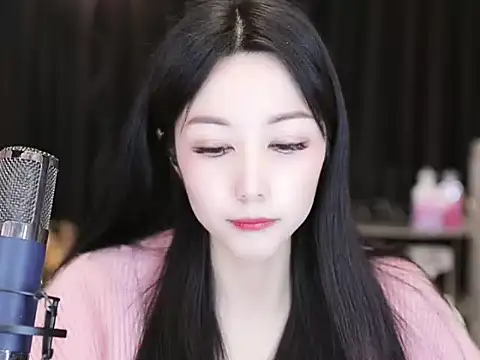 Snapshot of Nuyoah-77 chatting on 01-22-25, 04:02 Nuyoah-77 online show from 01-22-25, 04:02