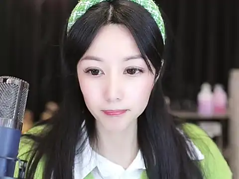 Snapshot of Nuyoah-77 chatting on 01-24-25, 04:06 Nuyoah-77 online show from 01-24-25, 04:06