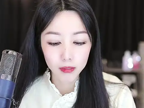 Snapshot of Nuyoah-77 chatting on 02-03-25, 02:24 Nuyoah-77 online show from 02-03-25, 02:24