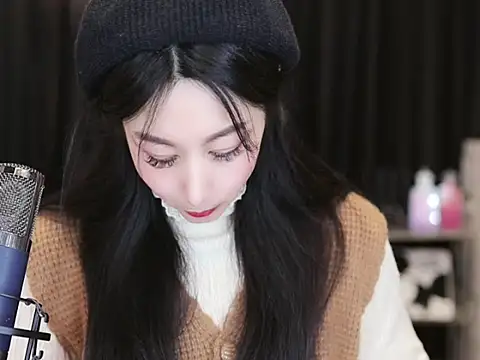 Snapshot of Nuyoah-77 chatting on 02-05-25, 05:53 Nuyoah-77 online show from 02-05-25, 05:53