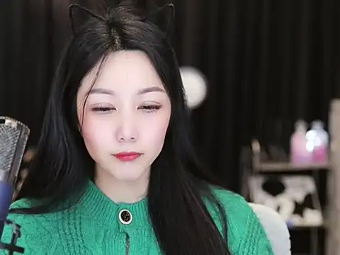 Snapshot of Nuyoah-77 chatting on 02-17-25, 06:26 Nuyoah-77 online show from 02-17-25, 06:26