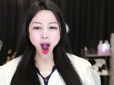 Snapshot of Nuyoah-77 chatting on 02-18-25, 03:21 Nuyoah-77 online show from 02-18-25, 03:21