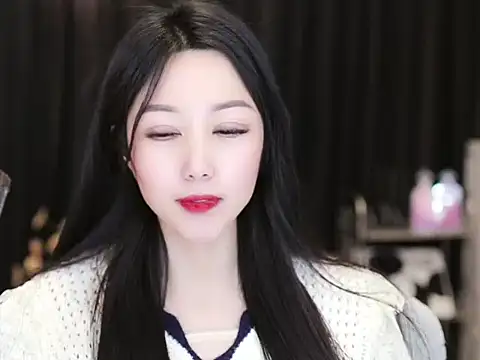 Snapshot of Nuyoah-77 chatting on 02-18-25, 06:26 Nuyoah-77 online show from 02-18-25, 06:26