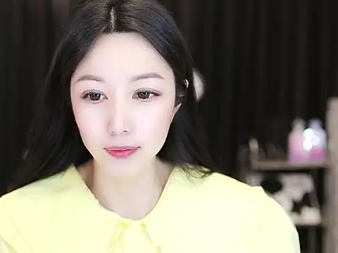 Snapshot of Nuyoah-77 chatting on 02-19-25, 02:12 Nuyoah-77 online show from 02-19-25, 02:12