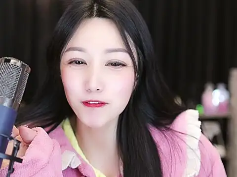 Snapshot of Nuyoah-77 chatting on 02-19-25, 08:20 Nuyoah-77 online show from 02-19-25, 08:20