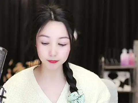 Snapshot of Nuyoah-77 chatting on 03-08-25, 06:47 Nuyoah-77 online show from 03-08-25, 06:47