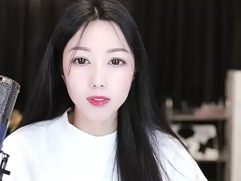 Snapshot of Nuyoah-77 chatting on 03-18-25, 02:59 Nuyoah-77 online show from 03-18-25, 02:59