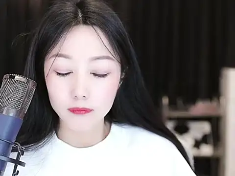 Snapshot of Nuyoah-77 chatting on 03-18-25, 06:04 Nuyoah-77 online show from 03-18-25, 06:04