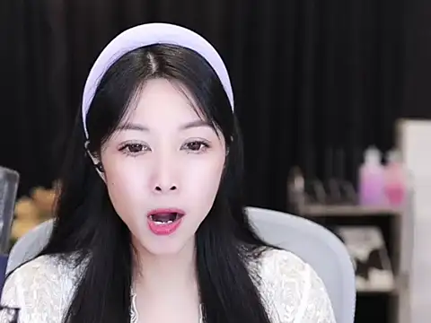 Snapshot of Nuyoah-77 chatting on 09-12-25, 05:13 Nuyoah-77 online show from 09-12-25, 05:13