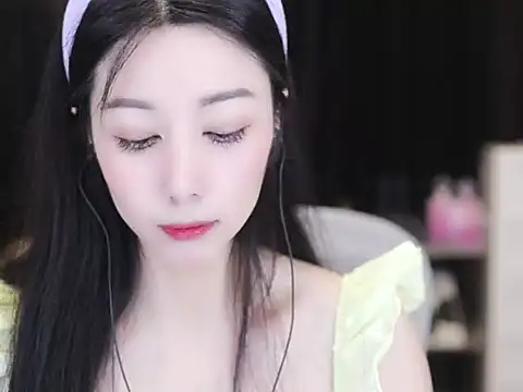 Snapshot of Nuyoah-77 chatting on 10-07-25, 04:04 Nuyoah-77 online show from 10-07-25, 04:04