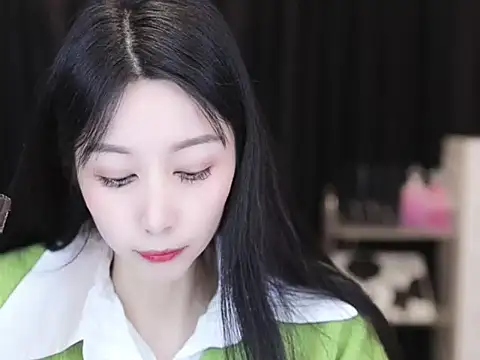 Snapshot of Nuyoah-77 chatting on 10-21-25, 04:30 Nuyoah-77 online show from 10-21-25, 04:30