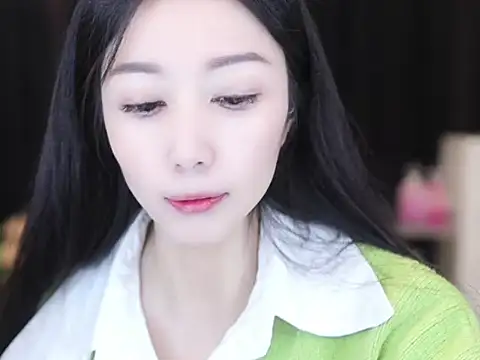 Snapshot of Nuyoah-77 chatting on 10-23-25, 12:10 Nuyoah-77 online show from 10-23-25, 12:10