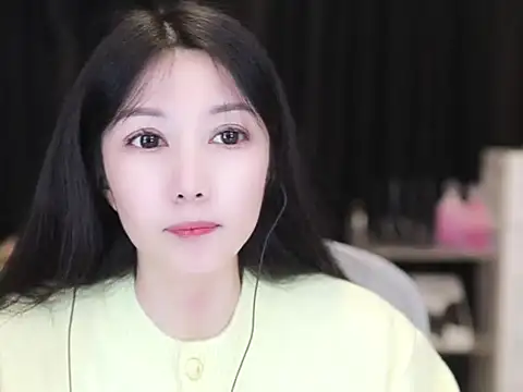 Snapshot of Nuyoah-77 chatting on 10-25-25, 03:18 Nuyoah-77 online show from 10-25-25, 03:18