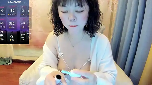 Snapshot of Pennyee chatting on 02-18-25, 12:37 Pennyee online show from 02-18-25, 12:37