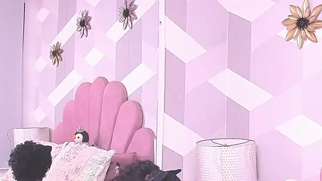 Snapshot of KylieMonnett chatting on 05-12-26, 01:14 KylieMonnett online show from 05-12-26, 01:14