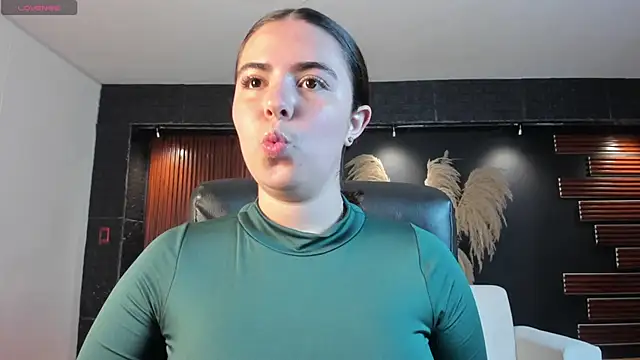 Snapshot of Lyssa_Muller chatting on 12-02-25, 03:07 Lyssa Muller online show from 12-02-25, 03:07