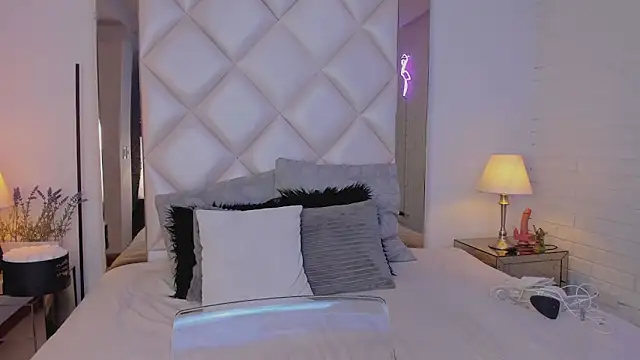 KimRoussee online show from 02-05-25, 03:02