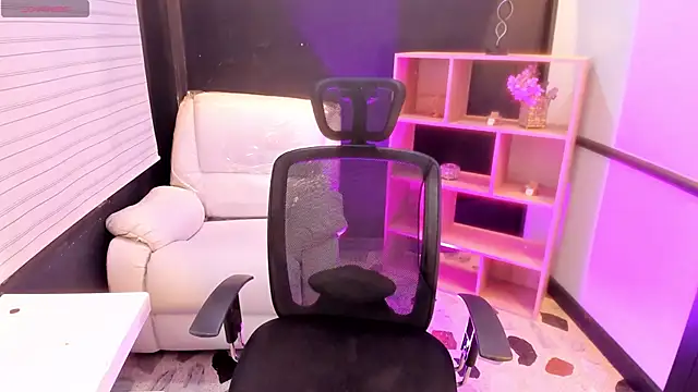 Snapshot of EmySilver chatting on 12-06-24, 02:17 EmySilver online show from 12-06-24, 02:17