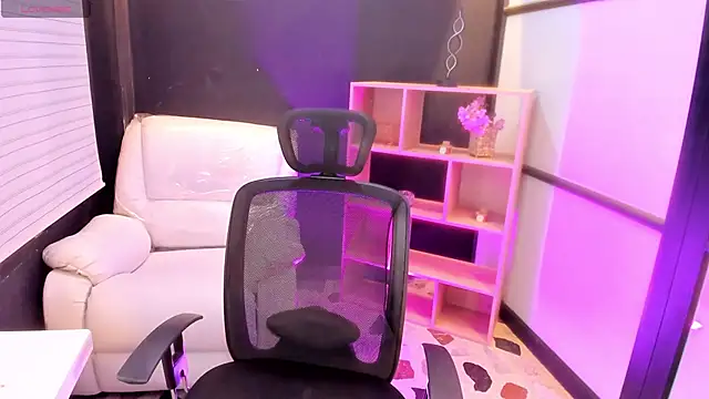 Snapshot of EmySilver chatting on 12-06-24, 05:22 EmySilver online show from 12-06-24, 05:22