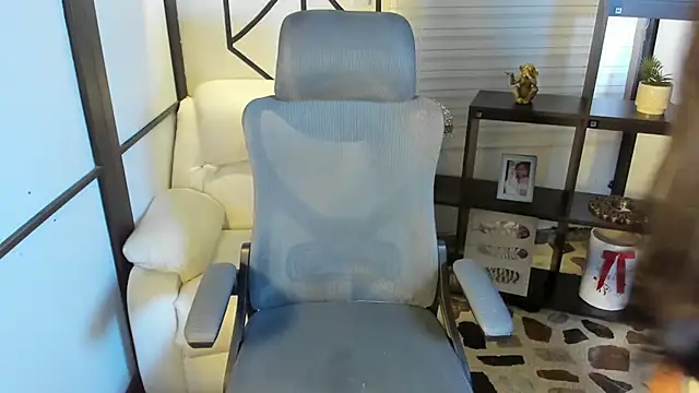 Snapshot of EmySilver chatting on 02-07-25, 07:38 EmySilver online show from 02-07-25, 07:38