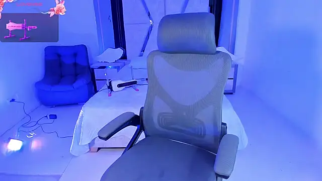 Snapshot of EmySilver chatting on 02-08-25, 03:31 EmySilver online show from 02-08-25, 03:31