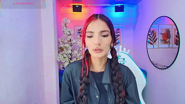 Dafne huges online show from 10-21-25, 07:36