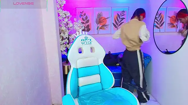 Dafne huges online show from 10-23-25, 07:12