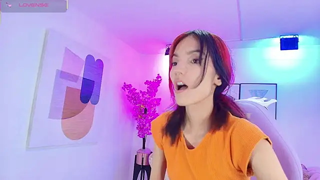 Dafne huges online show from 10-24-25, 07:43