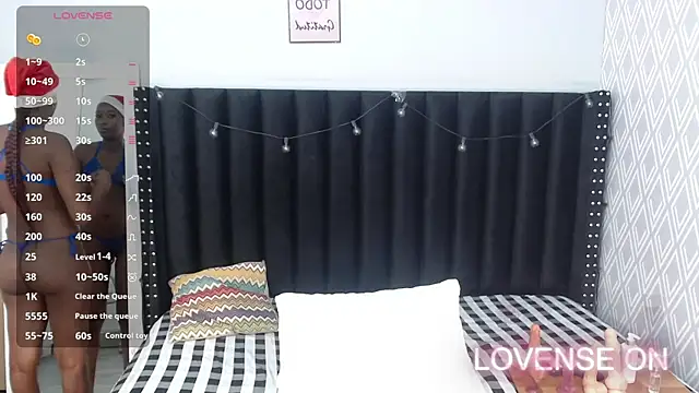 Snapshot of petitelittleebony chatting on 12-25-24, 07:34 petitelittleebony online show from 12-25-24, 07:34