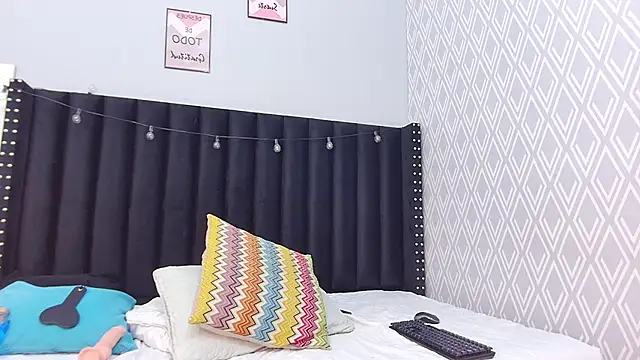 Snapshot of petitelittleebony chatting on 02-12-25, 10:37 petitelittleebony online show from 02-12-25, 10:37