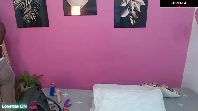 Snapshot of petitelittleebony chatting on 03-09-25, 01:04 petitelittleebony online show from 03-09-25, 01:04