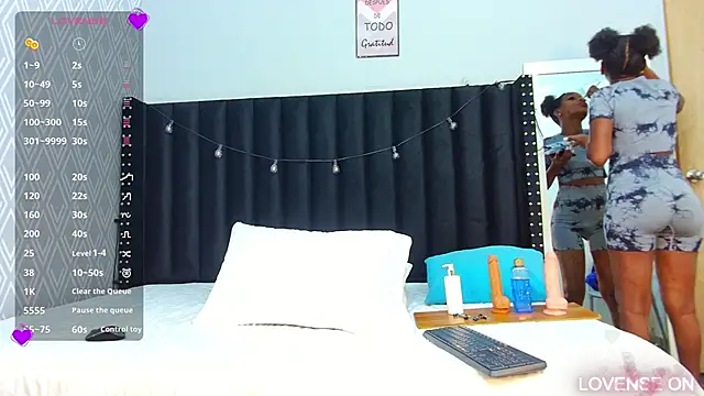 Snapshot of petitelittleebony chatting on 03-13-25, 07:28 petitelittleebony online show from 03-13-25, 07:28