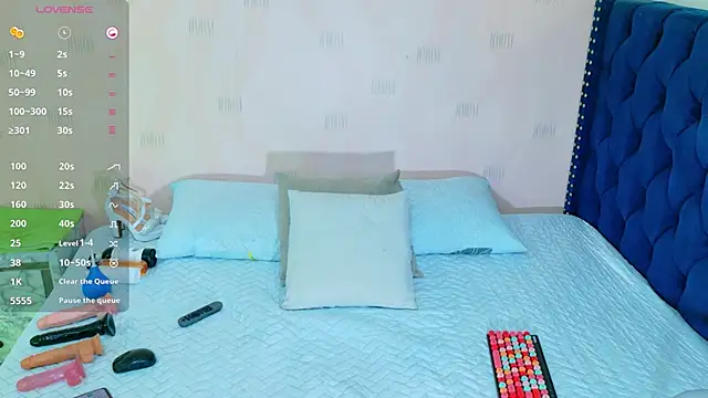 Snapshot of petitelittleebony chatting on 09-27-25, 02:27 petitelittleebony online show from 09-27-25, 02:27