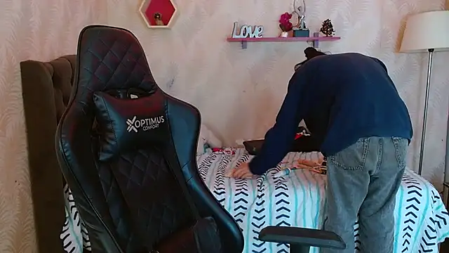 Snapshot of andy_bell_x chatting on 09-13-25, 05:40 andy bell x online show from 09-13-25, 05:40