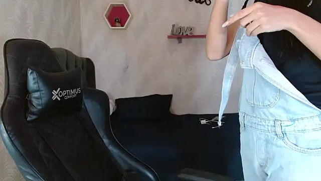 Snapshot of andy_bell_x chatting on 09-24-25, 05:11 andy bell x online show from 09-24-25, 05:11