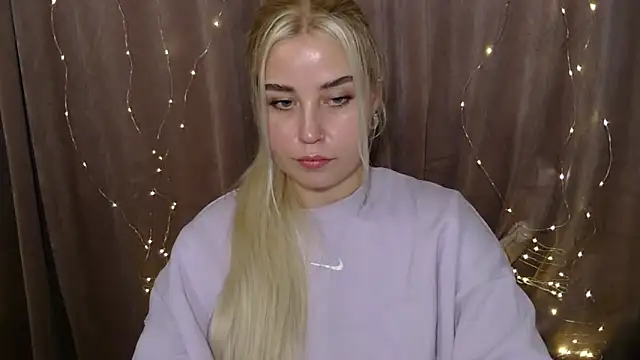 Snapshot of KristyHoney chatting on 12-19-24, 04:24 KristyHoney online show from 12-19-24, 04:24